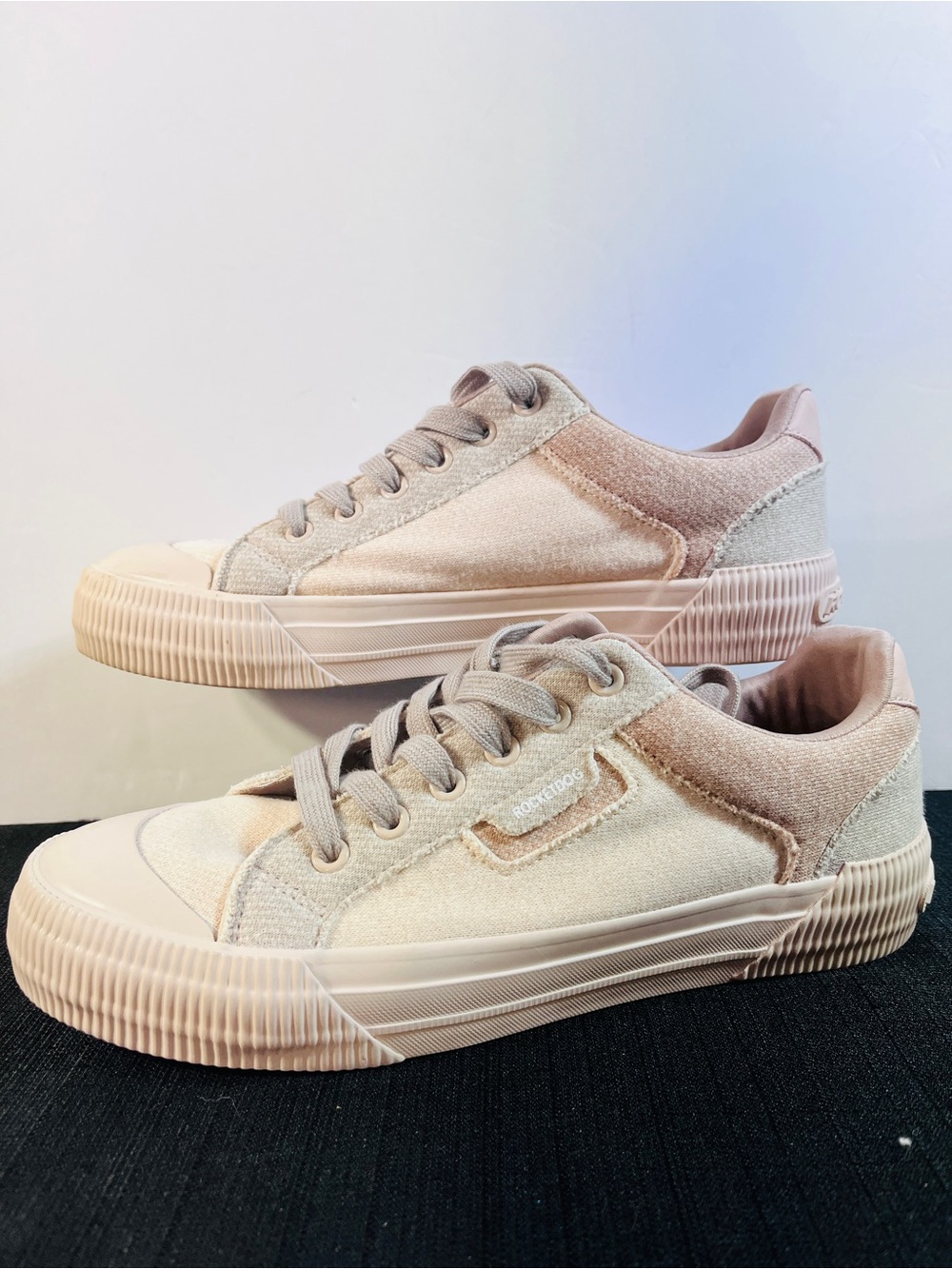 Rocket Dog Cheery women's sneakers 9.5 Light Pink Velvet Low-Top Sneakers